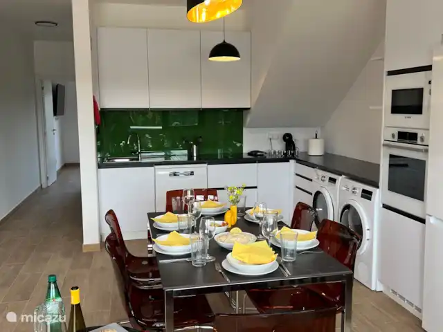 Keuken, inbouwapparatuur, keukenblad en eettafel